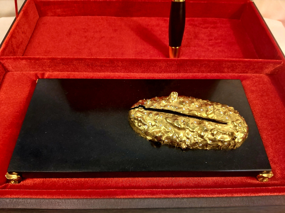 Подарок строителю "Мастерок"  большой (с чернением) на долерите с фианитами