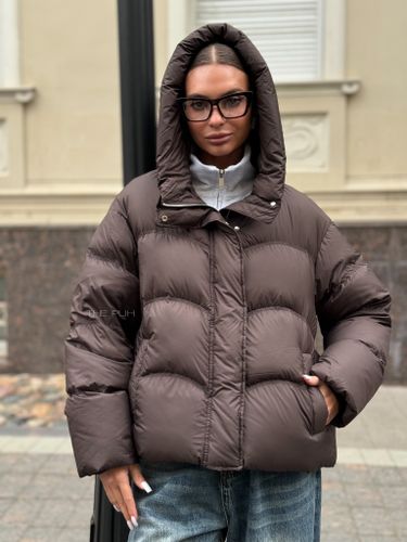 Шоколадный пуховик с капюшоном