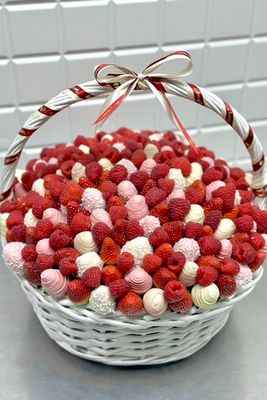 Корзина с клубникой и малиной "Малиновый закат"