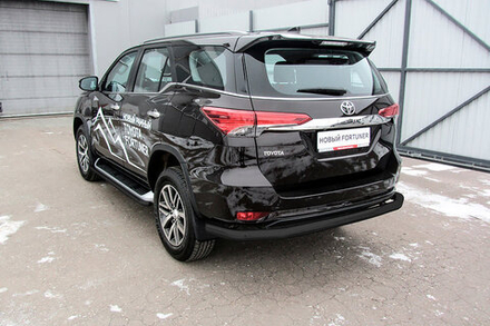 Защита заднего бампера Toyota Fortuner (2015-2023) d76 длинная серебристая