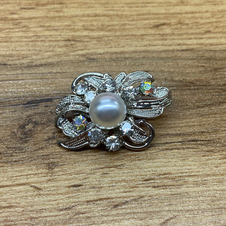 Брошь Elegant Бантик объемный жемчужинка кристаллы металл серебристый