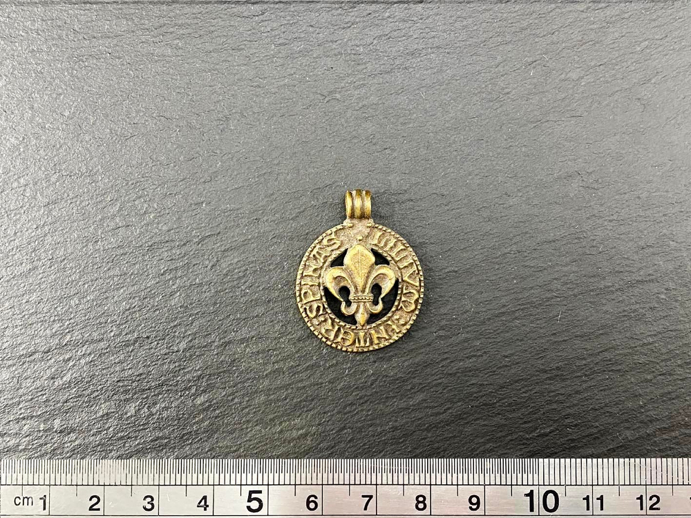 Подвеска. Лилия