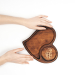 Деревянная менажница из кедра для подачи блюд и закусок с гравировкой "Тепло внутри, сказочно снаружи"