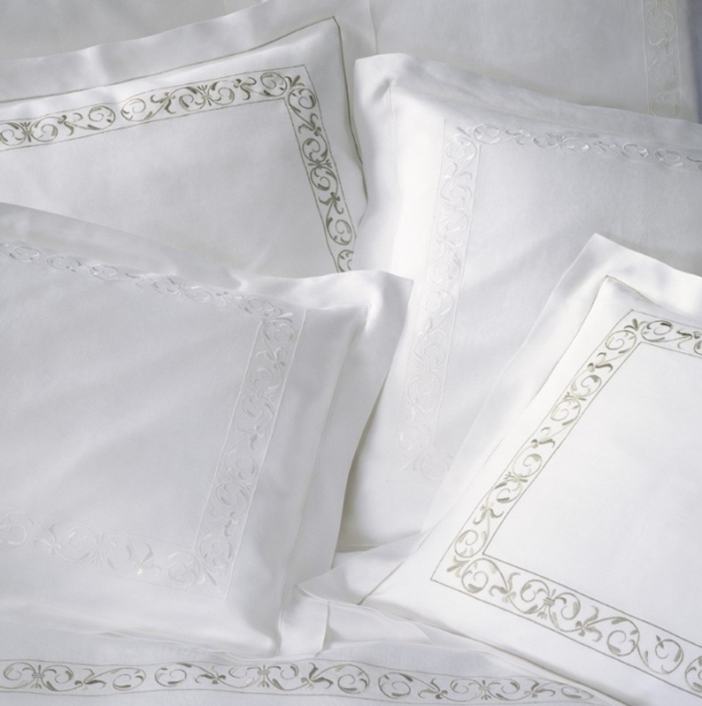 Наволочка 40х40 Christian Fischbacher Luxury Nights 768 золотая вышивка Швейцария