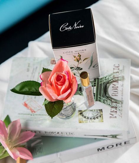 Ароматизированная коралловая роза в прозрачной вазе, Cote Noire