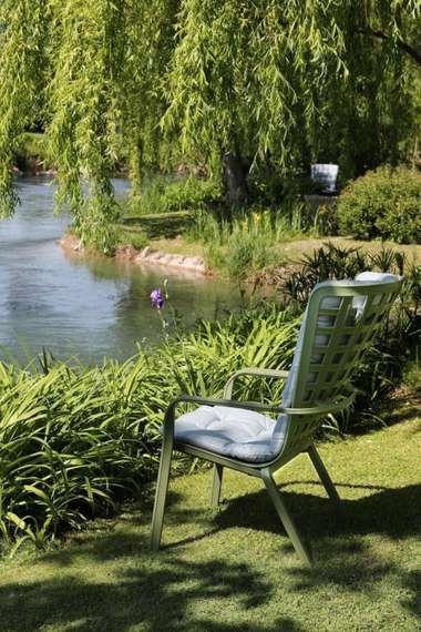 Уличное кресло Folio зеленое с голубой подушкой