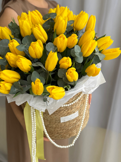 Роскошные желтые тюльпаны и благородный эвкалипт в стильной корзине от Флора Маркет