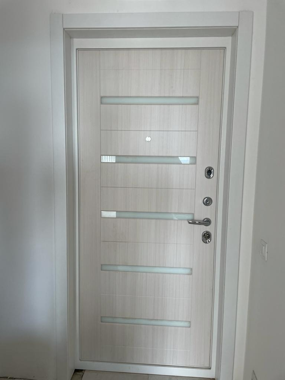 Дверь входная Лабиринт CLASSIC шагрень черная 01 - Сандал белый металлическая