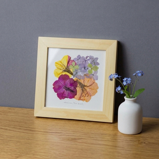 Гортензия, ночная красавиц. Картина из цветов в рамке