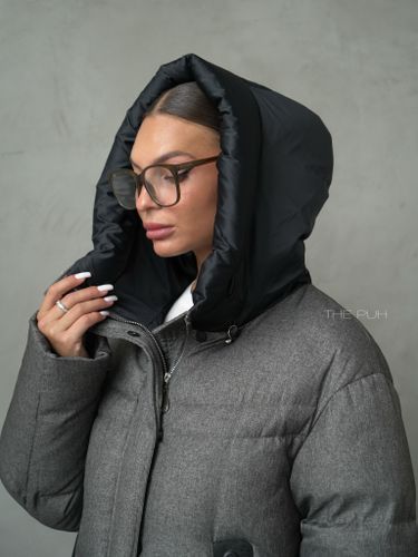 Серый пуховик с объемным воротником и капюшоном