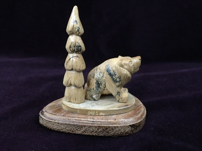 Медведь у ели