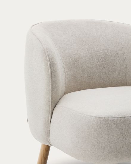 Кресло Ulit из бежевого шенилла с ножками из бука в натуральной отделке Испания La Forma