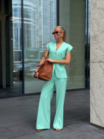 Костюм брючный с приталенным жакетом без рукавов