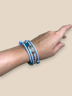 Браслет с бусинами гибкий красный