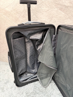 Дорожный чемодан Rimowa Essential Lite