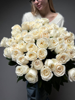 51 белых пионовидных роз