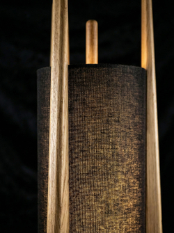 Крупный план верхней части торшера Teka из массива дуба