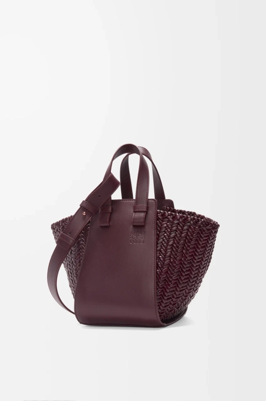 Loewe Компактная сумка Hammock из телячьей кожи, бургунди