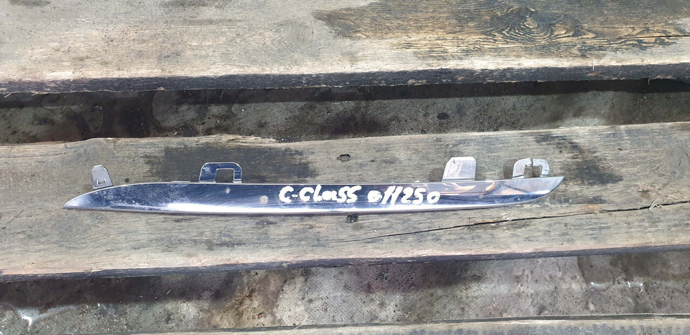 Молдинг решетки радиатора Mercedes C-Class W205 14-18 Б/У Оригинал A2058880273