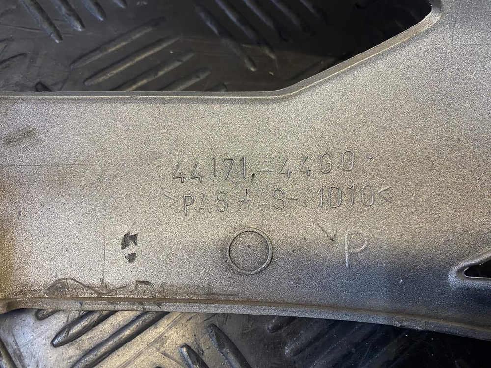 Пластик передний правый Suzuki GSR400 (GK7DA) 44171-44G0