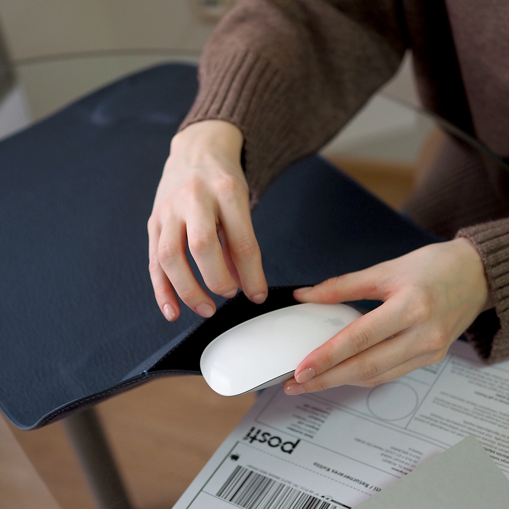 Коврик для MacBook Tapis из натуральной кожи теленка синего цвета