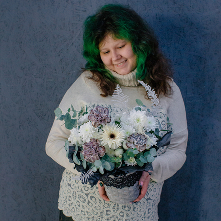 116. Кружевная контрастная корзинка с дианусами и эвкалиптом