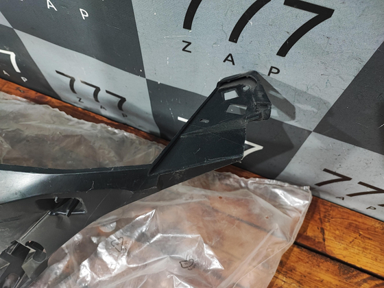 Кронштейн решетки радиатора Peugeot 3008 2 16-22 Б/У Оригинал 9815317780