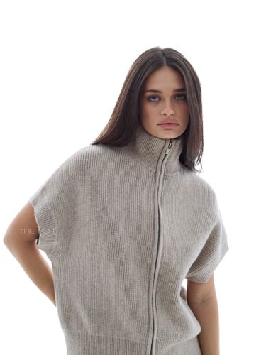 Бежевый трикотажный костюм с жилетом