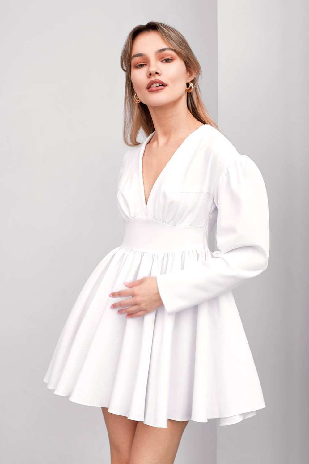 Платье со спущенным плечом белое