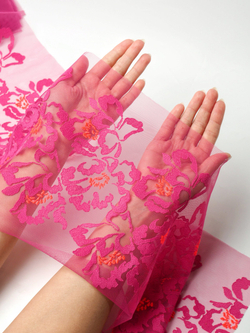 Вышивка на сетке малиновая фуксия с фуксией и оранжевым неэластичная ширина 29 см ОТРЕЗЫ