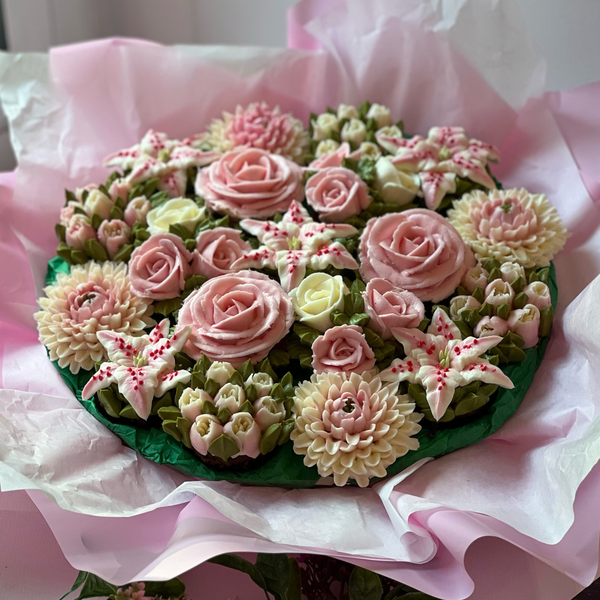 Букет цветочных капкейков с лилиями 19 шт