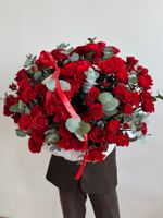 Цветочная корзина из красных кустовых роз и эвкалипта размер XL