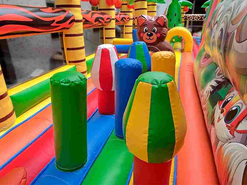 Коммерческий надувной батут «Зоопарк» с крышей, 15*7*9 м.