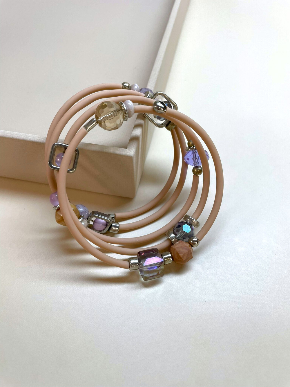 Браслет с бусинами гибкий бежевый