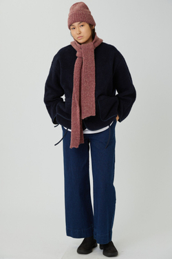 Шапка из шерсти брусничного цвета