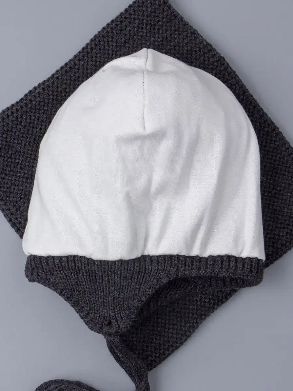 Шапка вязаная для мальчика на завязках и снуд