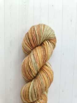 Носочная пряжа ручного окрашивания superwash 420 м / 100 г Цвет Карамельная груша