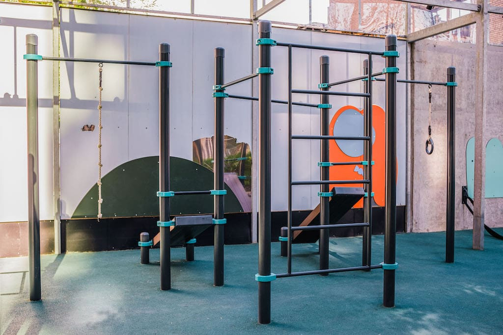 Воркаут-комплекс: канат, кольца, шведская стенка, 3 турника, брусья и наклонная скамья