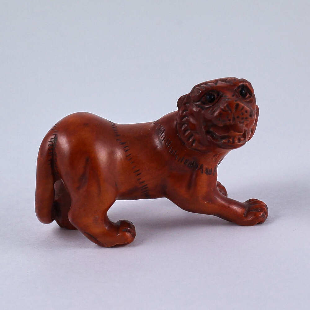 Нэцкэ Тигр идущий