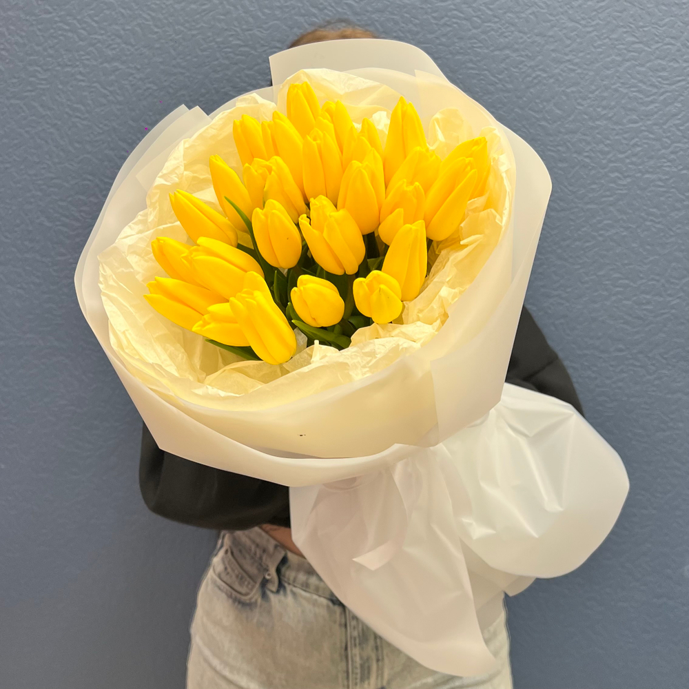 Букет свежих желтых тюльпанов