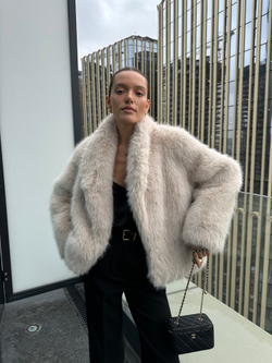 Шуба из эко-меха укороченная кремовая