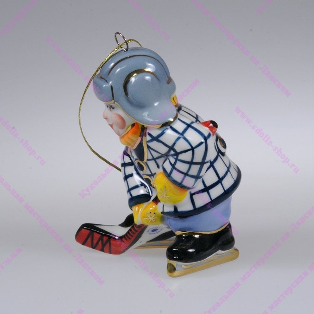 Фарфоровая ёлочная игрушка "Мальчик с клюшкой"