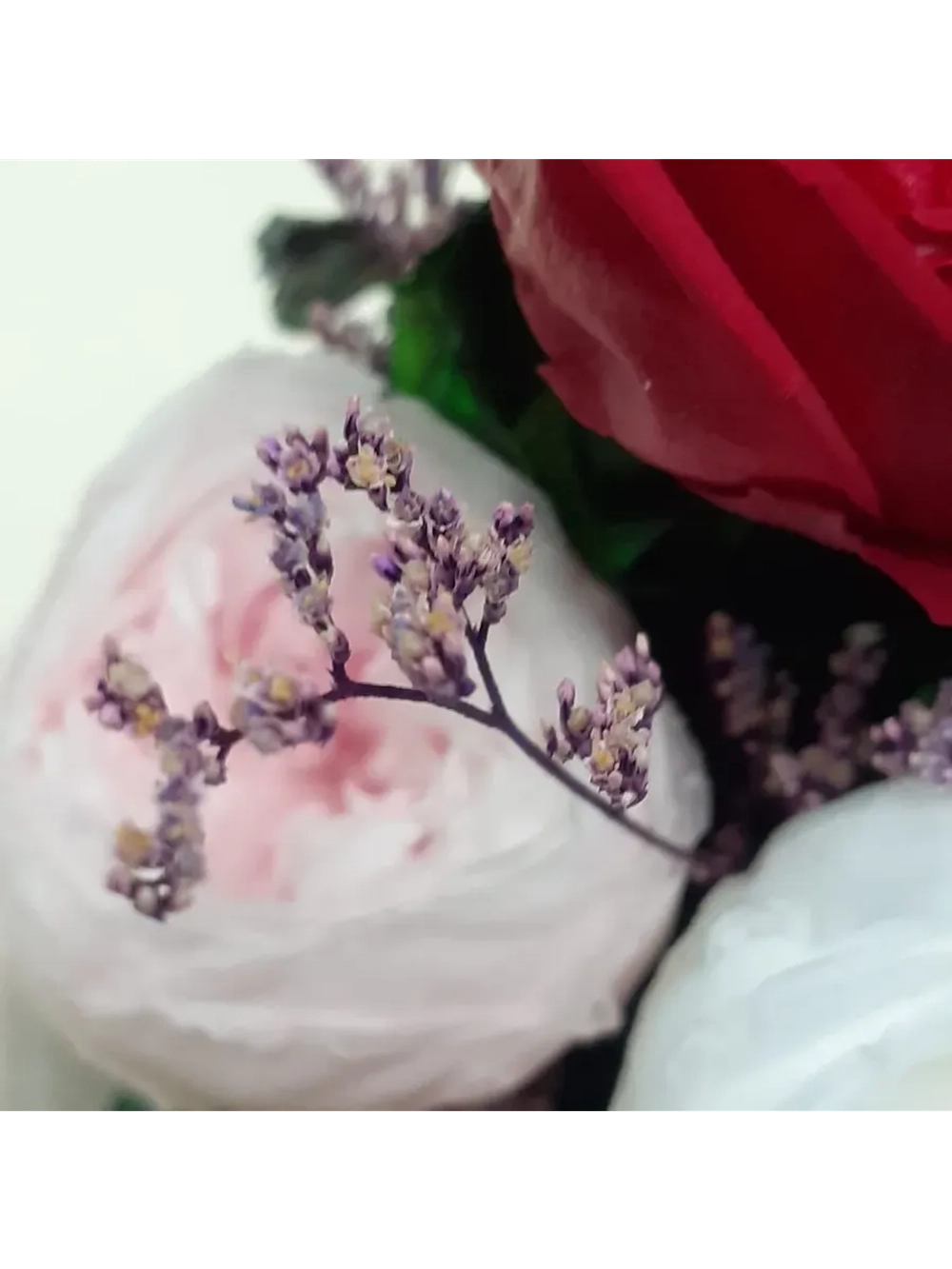 композиция из пионов, эвкалипта, лимониума