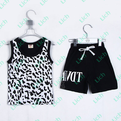 Костюм из майки с анималистическим принтом и шорт с надписью