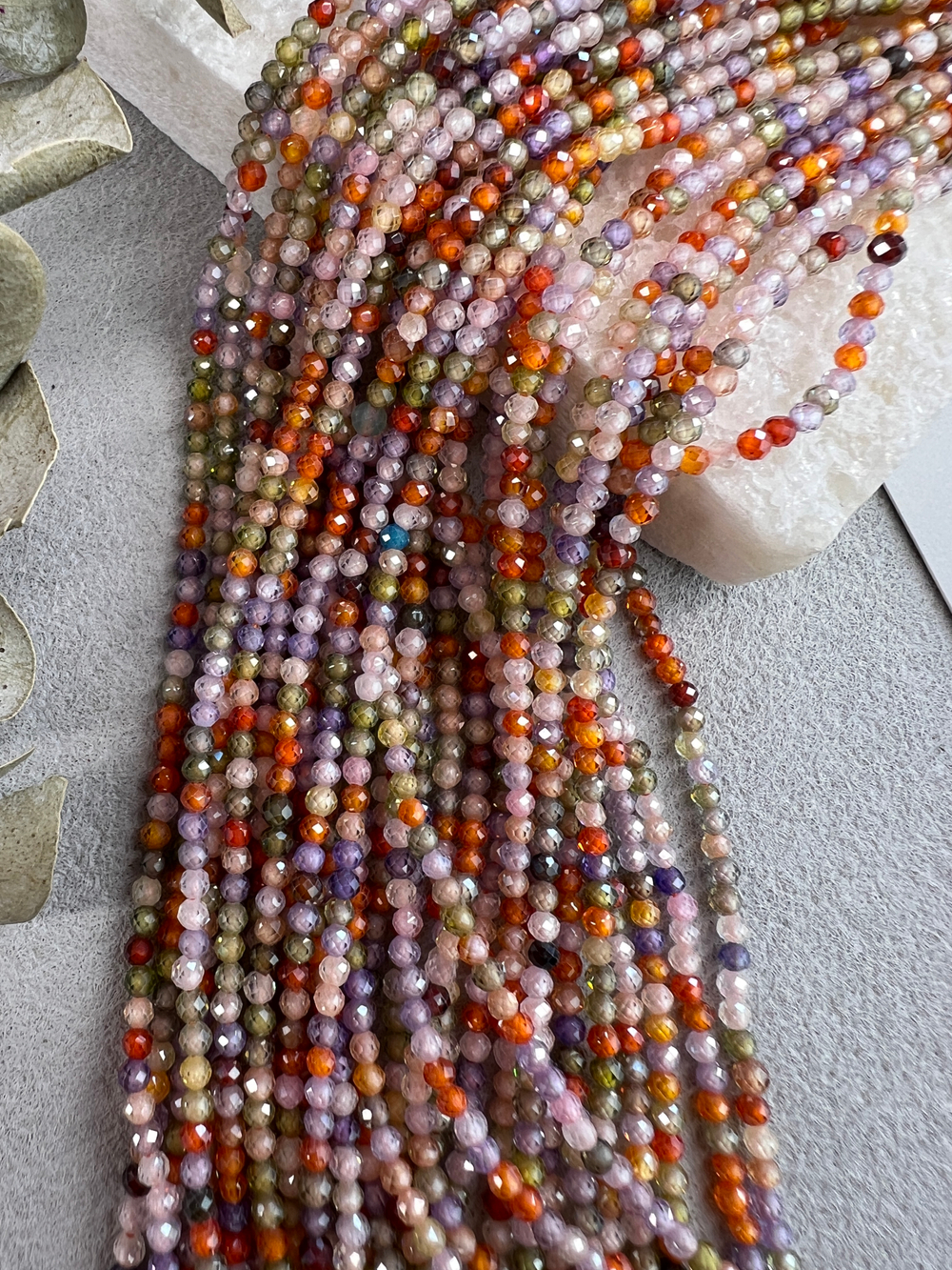 Бусины циркона (фианиты) 2 мм, нить 37 см, микс