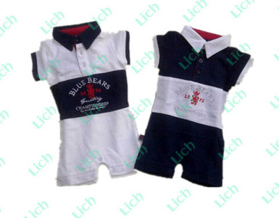 Песочник сине-белый с воротником-поло и принтом с логотипом