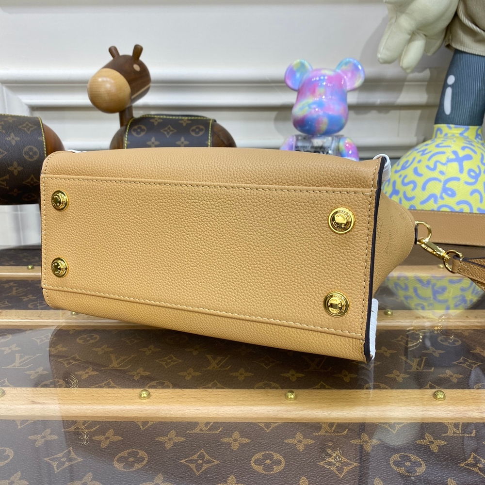 Louis Vuitton On My Side PM