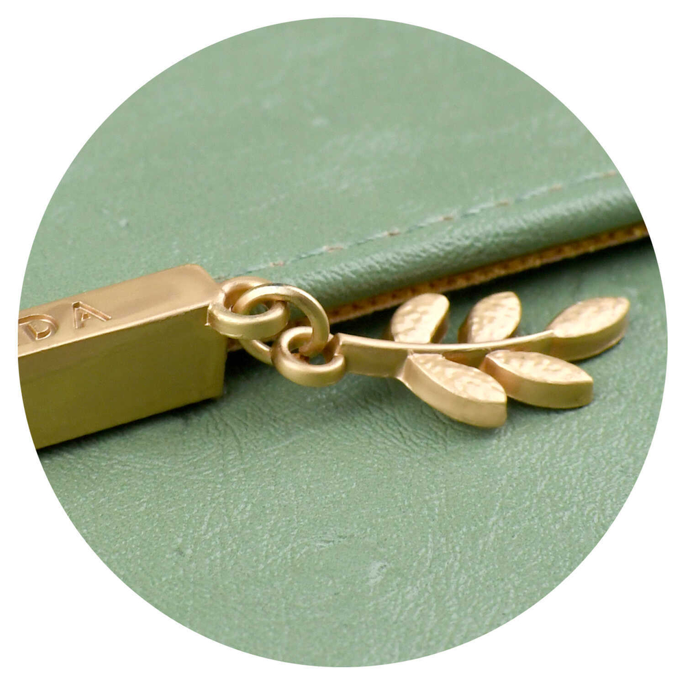 Ежедневник недатированный ESCALADA, А5, 160 л., арт. 70669/ 15 СТРАУС ОЛИВКОВЫЙ (кожзам: 126х211 мм, твёрдый переплёт, материал обложки: искусственная кожа "Страус"; способ крепления блока: ниткошвейный; декор: металлический шильд с декоративной мета