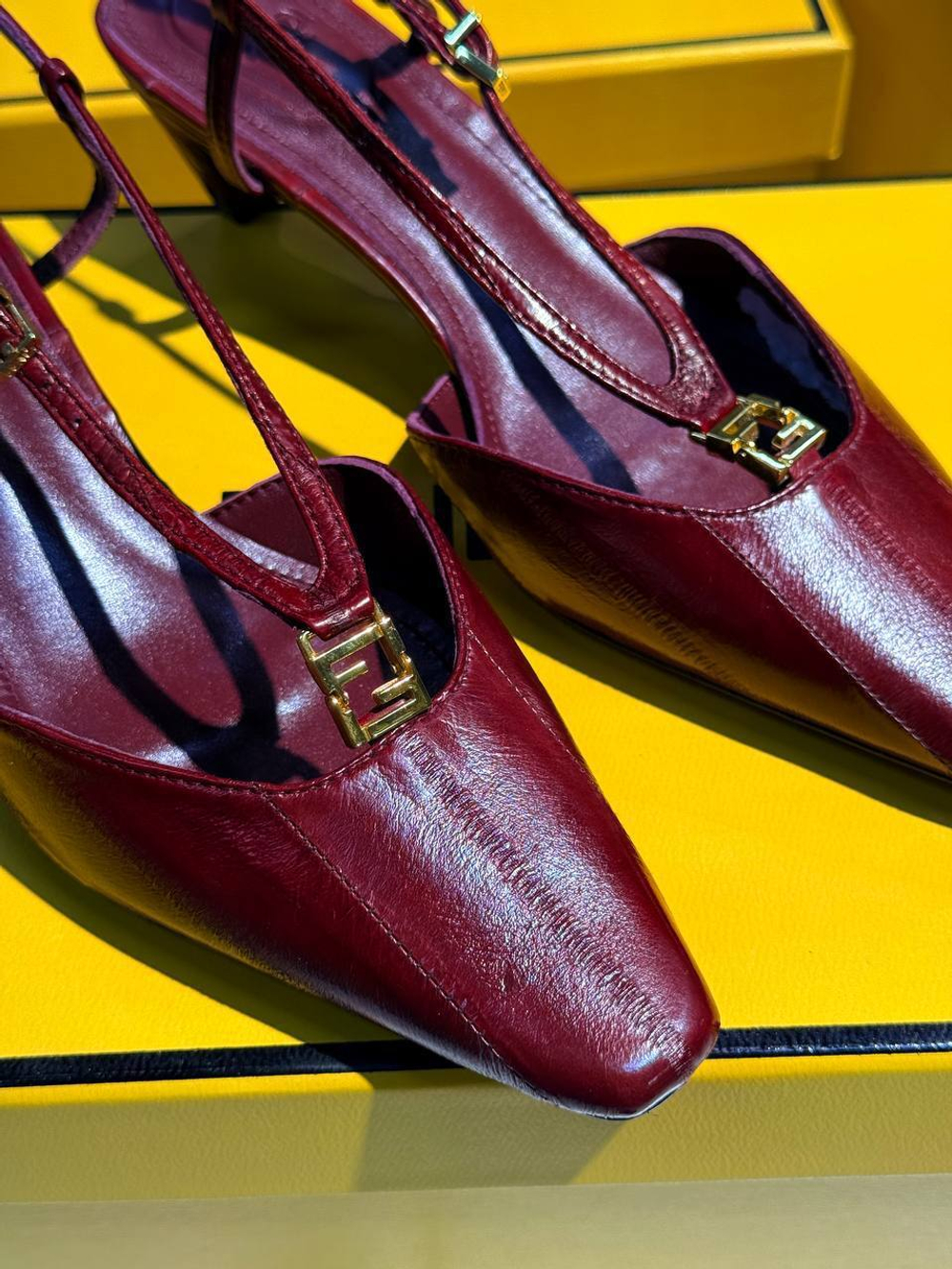 Босоножки Fendi