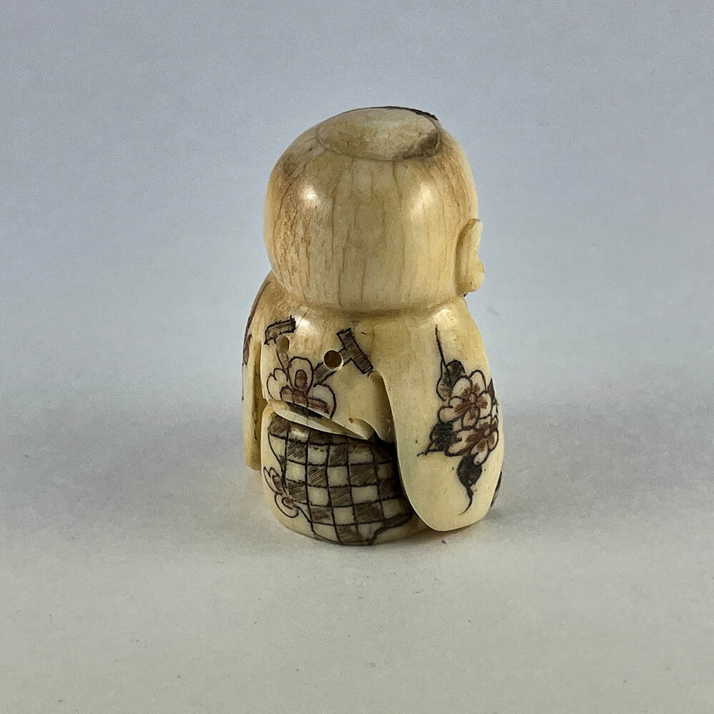 Статуэтка нэцкэ Мальчик Карако с золотым корабликом богатства